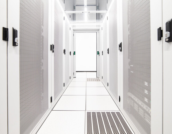 Couloir Du Centre De Données Avec Racks D'ordinateur Serveur Pour Les  Données De Cloud Computing